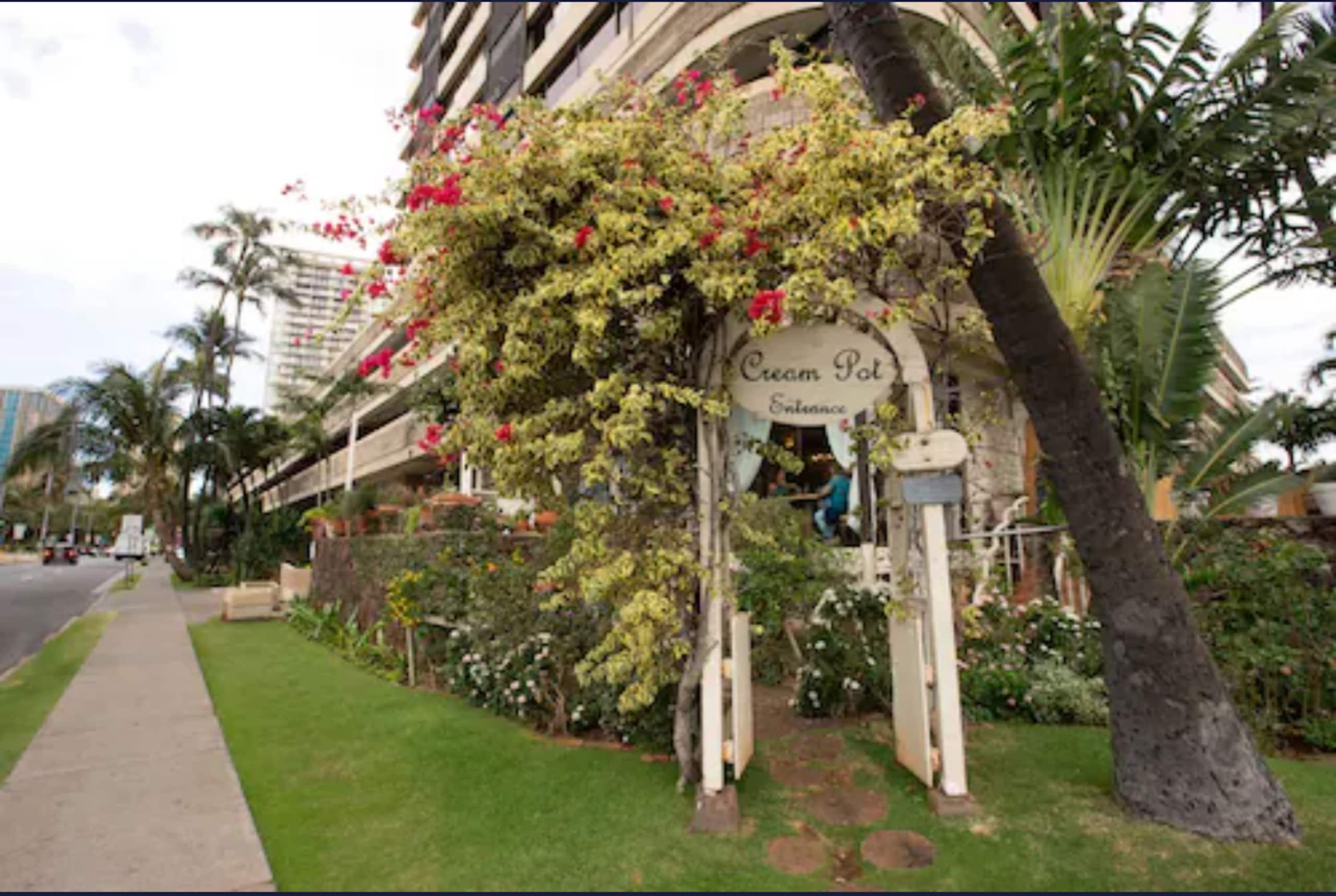 Condo in Honolulu · ★4.91 · 1 bedroom · 2 beds · 1 private bath - Image 42