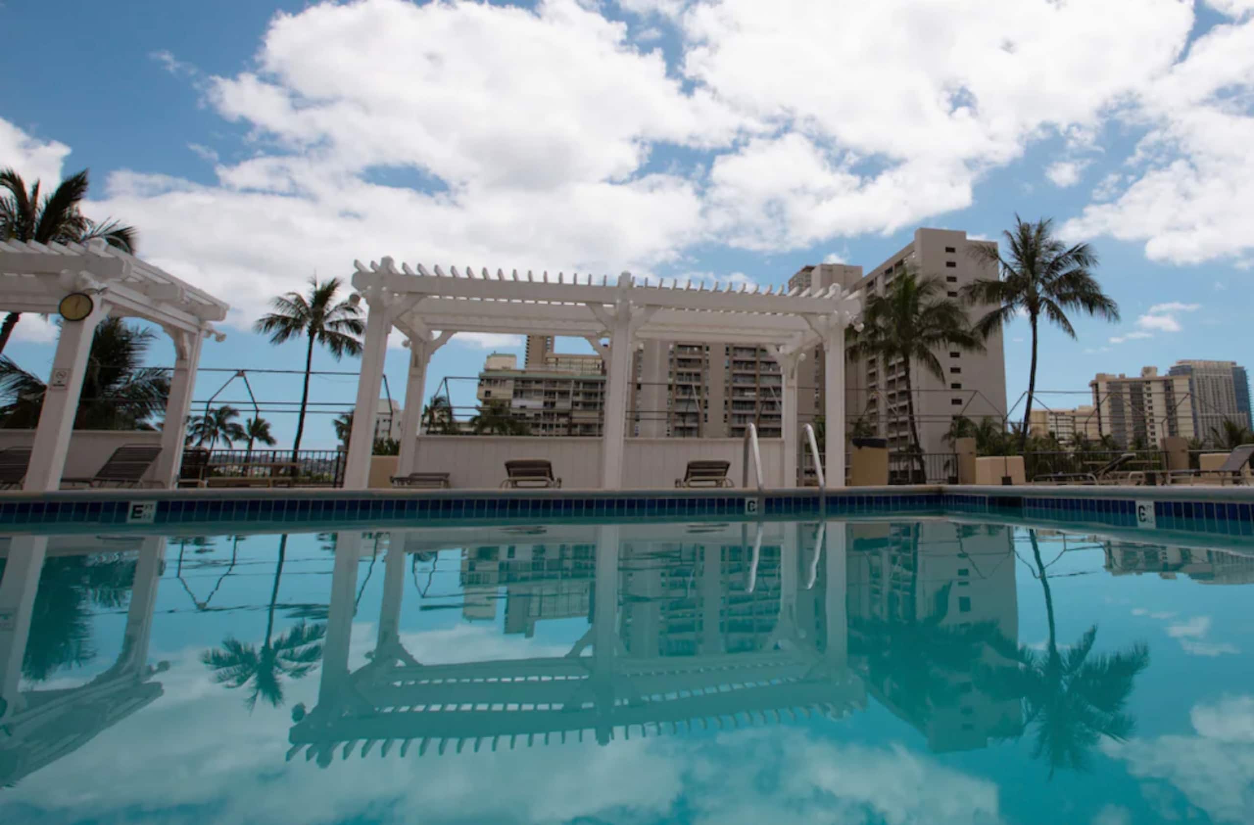 Condo in Honolulu · ★4.91 · 1 bedroom · 2 beds · 1 private bath - Image 16