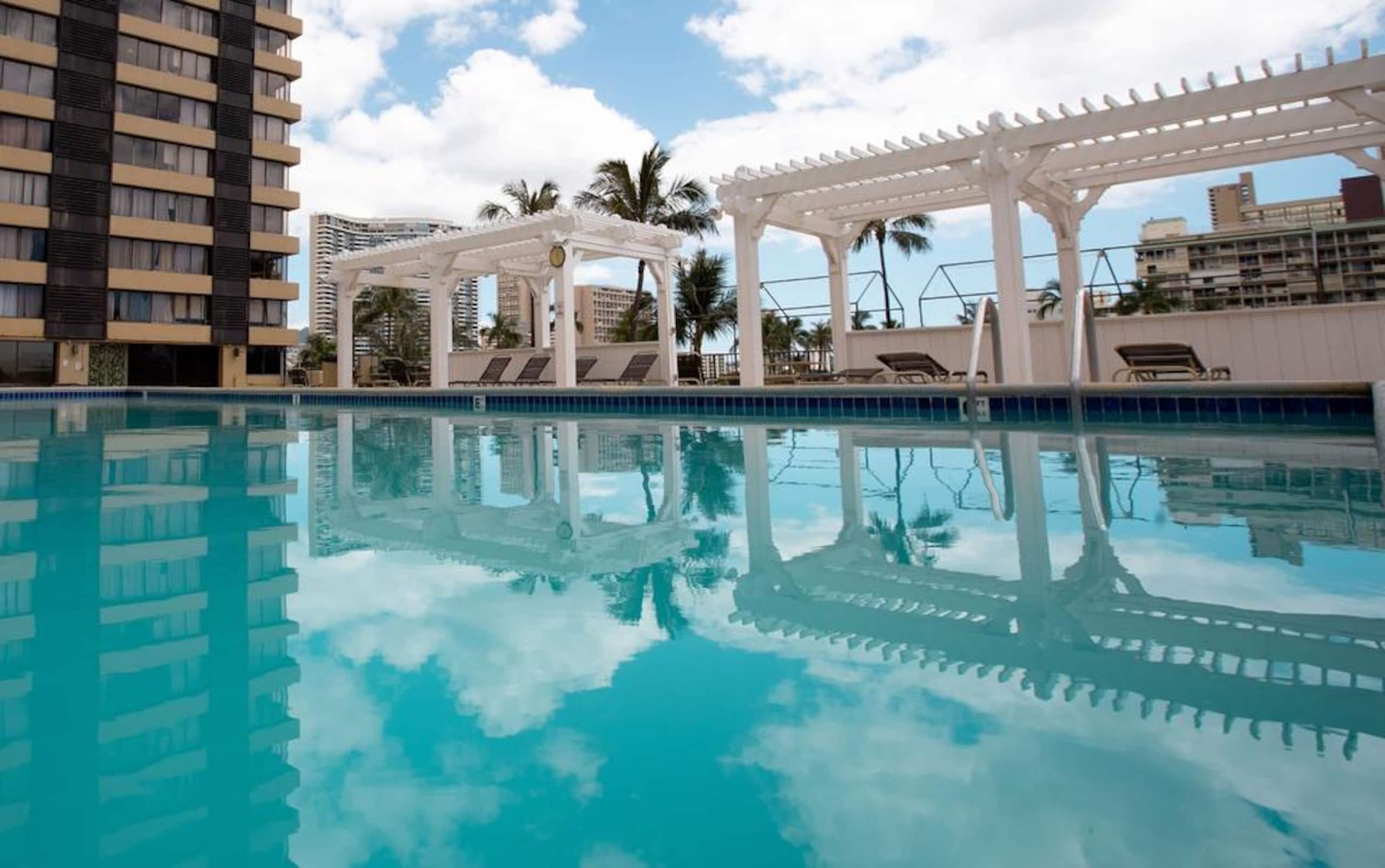 Condo in Honolulu · ★4.91 · 1 bedroom · 2 beds · 1 private bath - Image 17