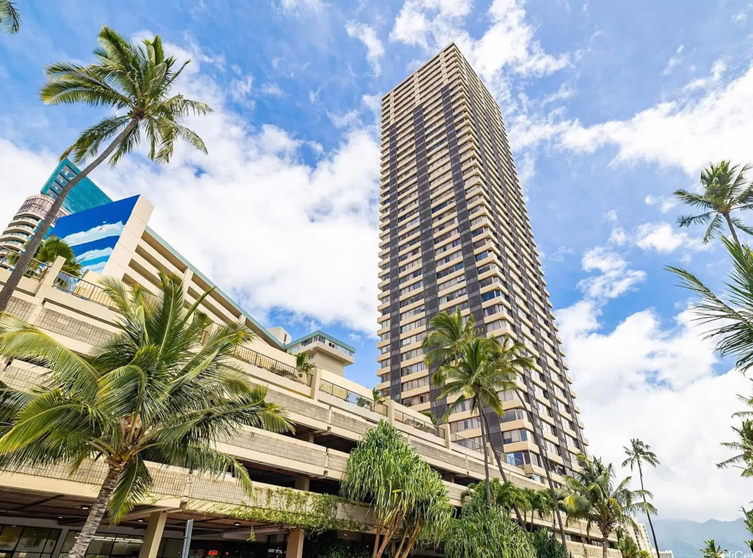 Condo in Honolulu · ★4.91 · 1 bedroom · 2 beds · 1 private bath - Image 11