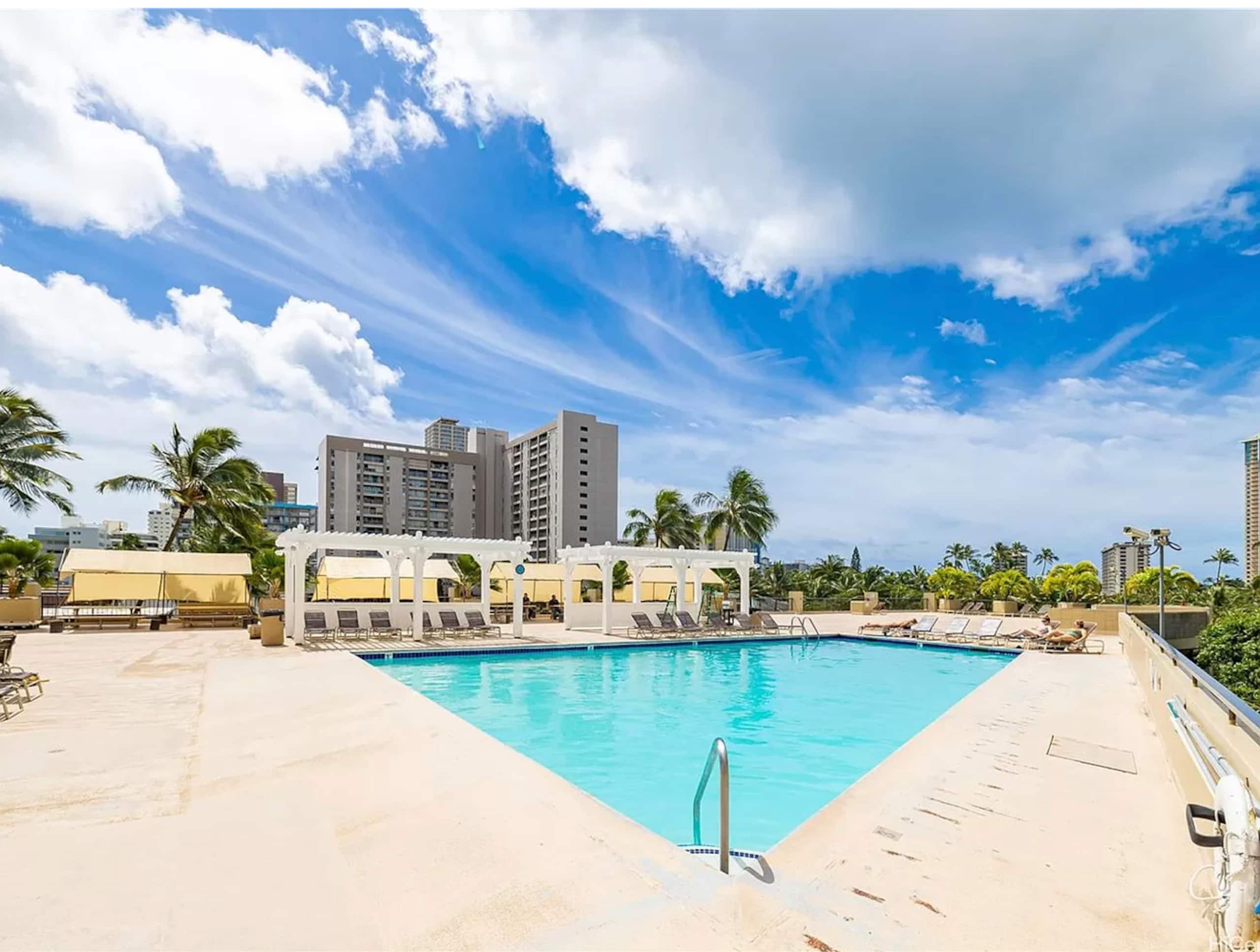 Condo in Honolulu · ★4.91 · 1 bedroom · 2 beds · 1 private bath - Image 18
