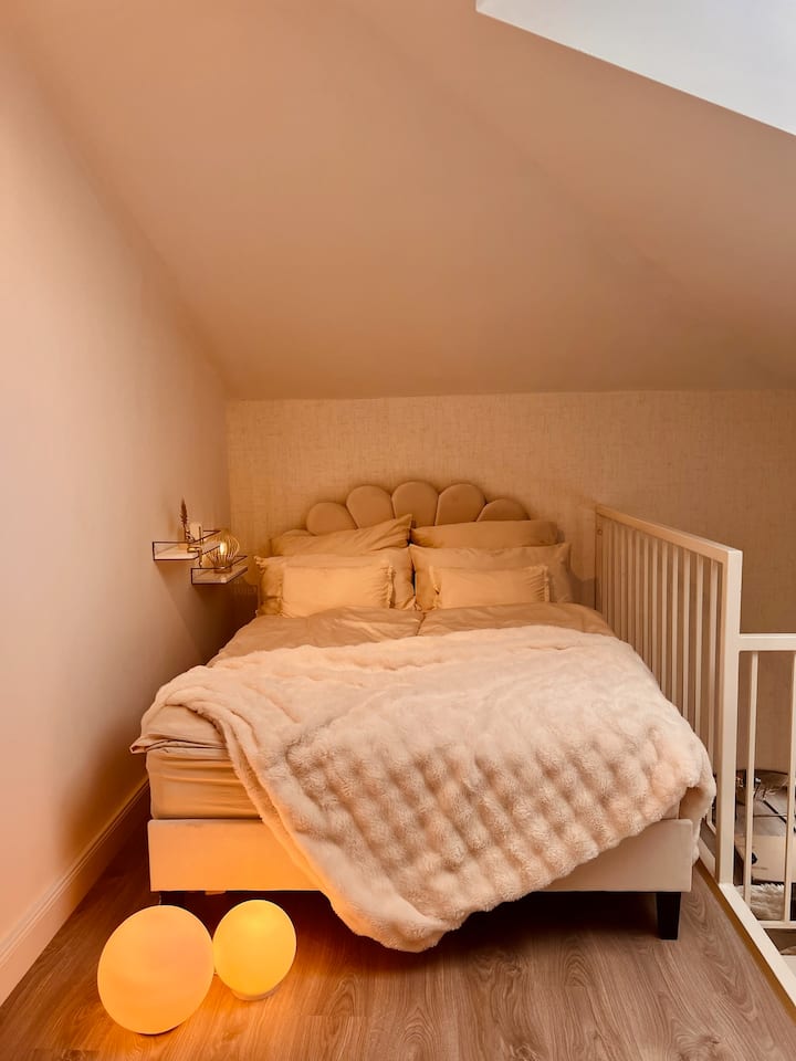 Отпуснете се и се отпуснете в уютното ни легло в галерията. Вашият комфорт, наш приоритет. ✨ 
Лежаща зона във второто легло 140x200 см