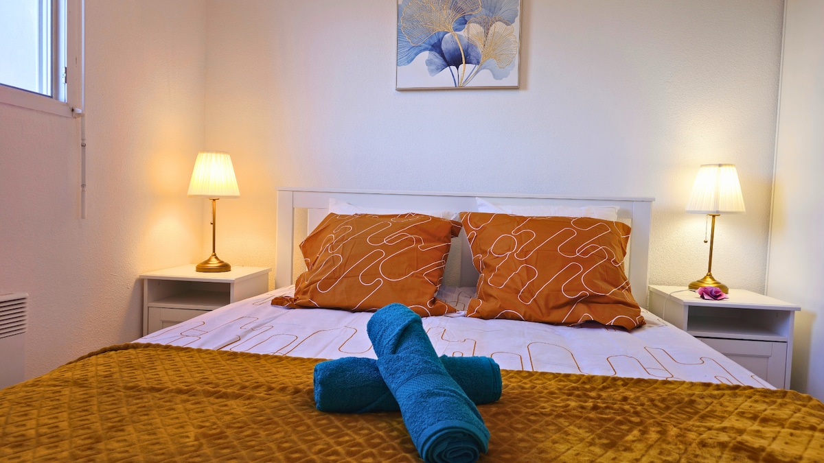 Представете си тук, спокойно под слаба светлина с хубава книга. Лампите осигуряват меко осветление, идеално за четене или релаксираща атмосфера.