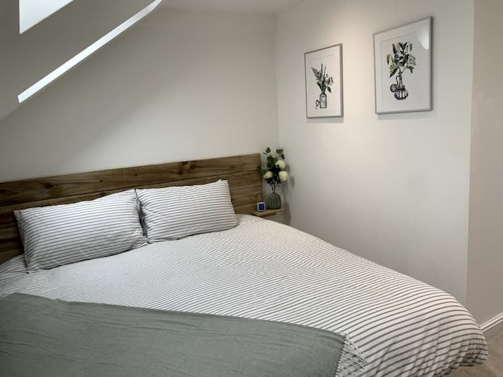 Master Bed - Super King Bed - Sea Views left and right of the promenade.