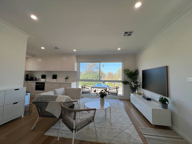 Mordialloc Fully Renovated Beachfront Oasis