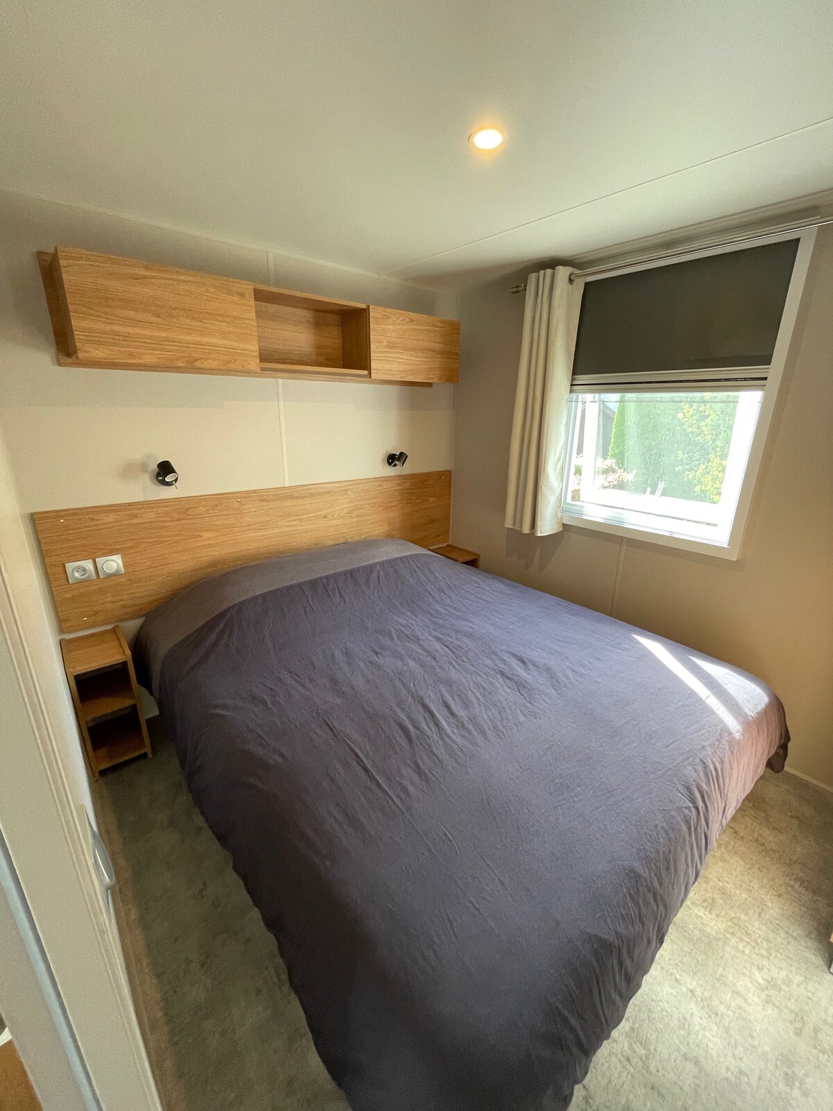 una cama matrimonial