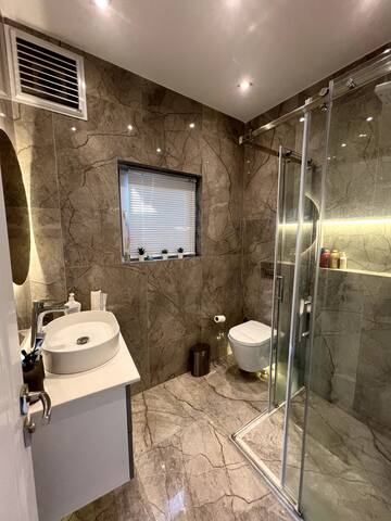 2-BR Bosphorus View, Earthquake-Resistant Building gallery image 4