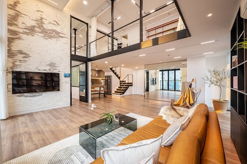 # Free Luxury pool + Gym # 4bed suite # Airport free pick-up # 170m2 penthouse