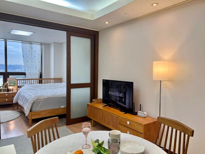 Center of Seoul # Anguk Station. 1 minute by airport bus # Seoul Light Chorong Festival # Gyeongbokgung Palace # Bukchon Hanok Village # Insa-dong # Safe spacious # Clean