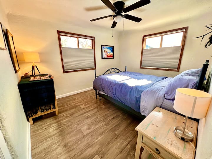 חדר שינה שני שליו כולל מיטת קווין סייז. הרבה אור בוקר בהיר, או לישון עם גווני האפלה. 