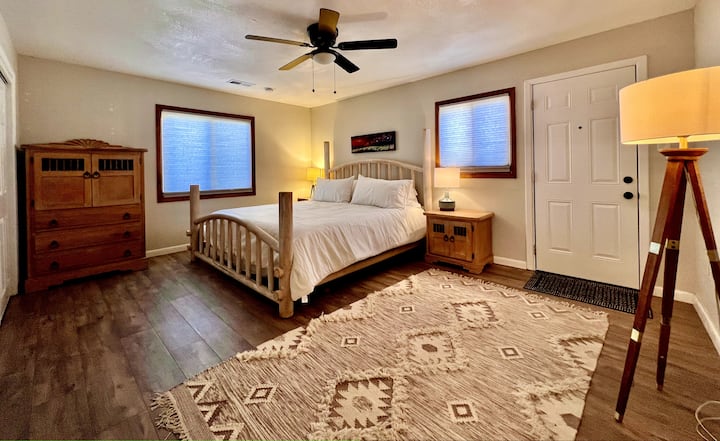 חדר שינה ראשי מרווח כולל מיטת קינג סייז עם מזרן ספוג זיכרון. חדר שינה שטוף שמש מקבל אור בוקר נהדר, ויש גם גווני האפלה לעובדי משמרת או סתם תנומה מהירה של אחר הצהריים.