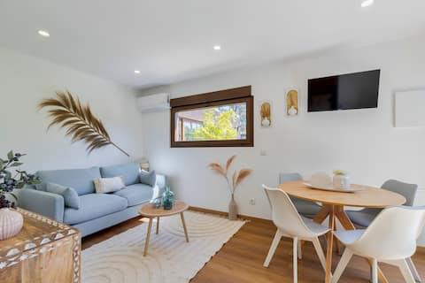 Imóvel de sucesso: Designer Suite with Jacuzzi & Pool • 5 min from the beach em Setúbal