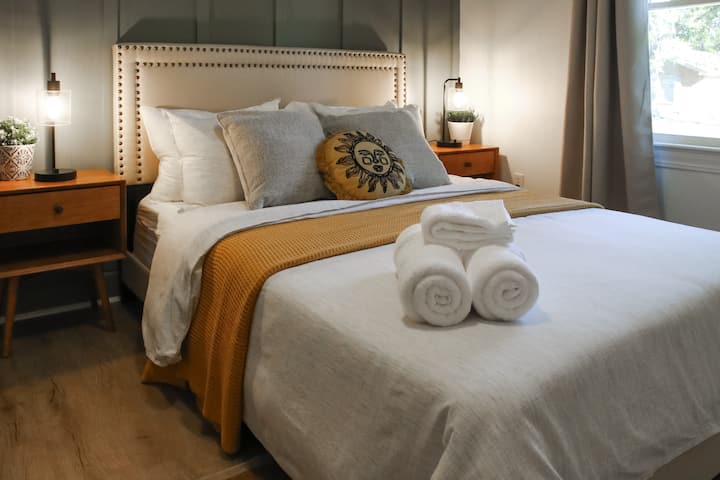 The second bedroom comprises of a luxurious Queen bed, comfy throws and pillows and table lamps to help set the mood. The rooms all have ceiling fans to help keep you cool during the summer months.