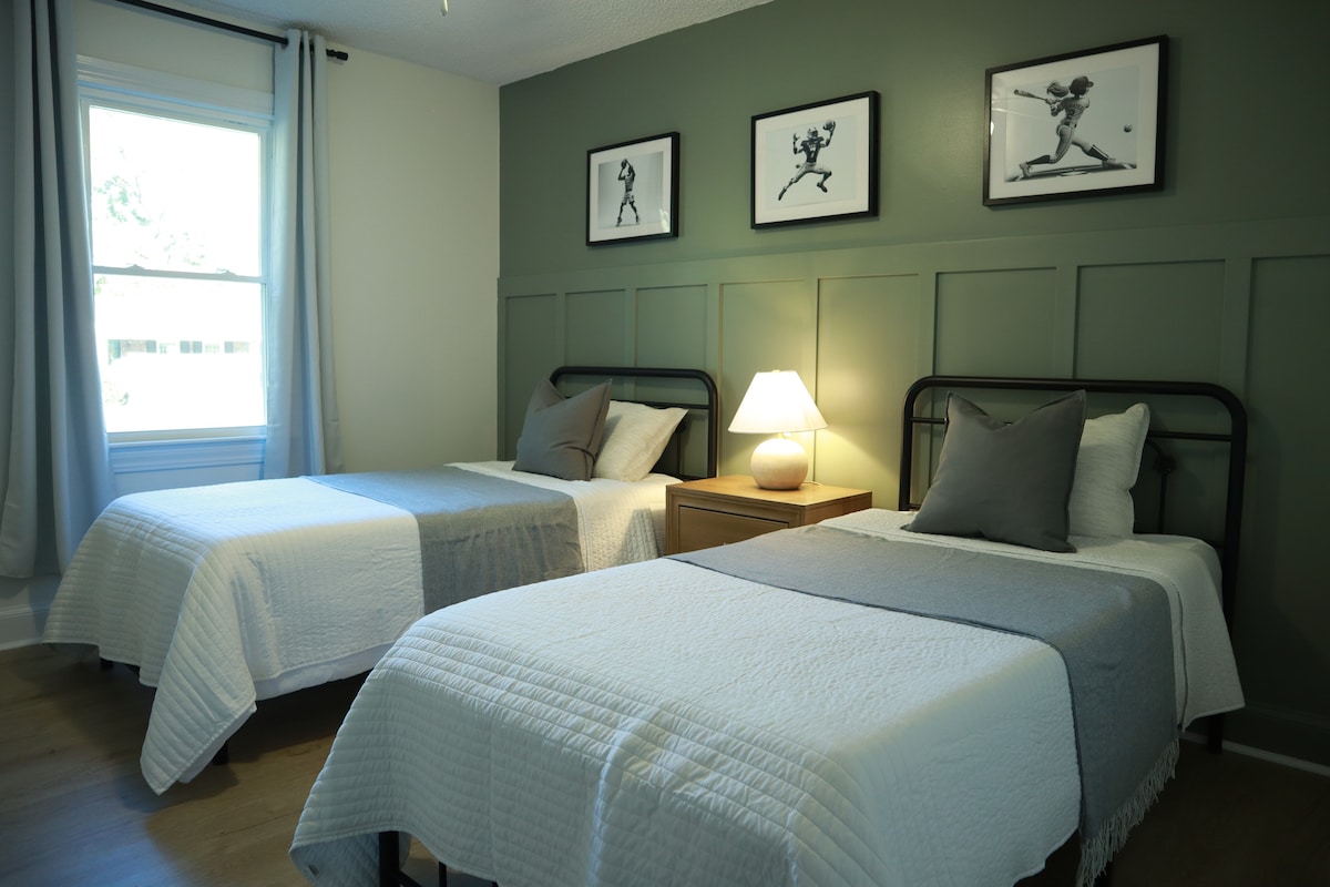 The third bedroom comprises of 2 comfortable twin beds with clean, soft cotton linens. We don't use cheap polyester or microfiber sheets