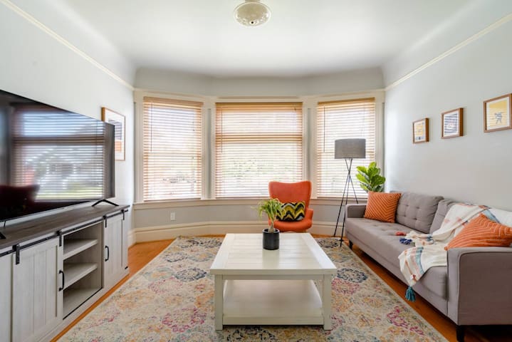 Lively and Cozy Portland home. Sleeps 10.