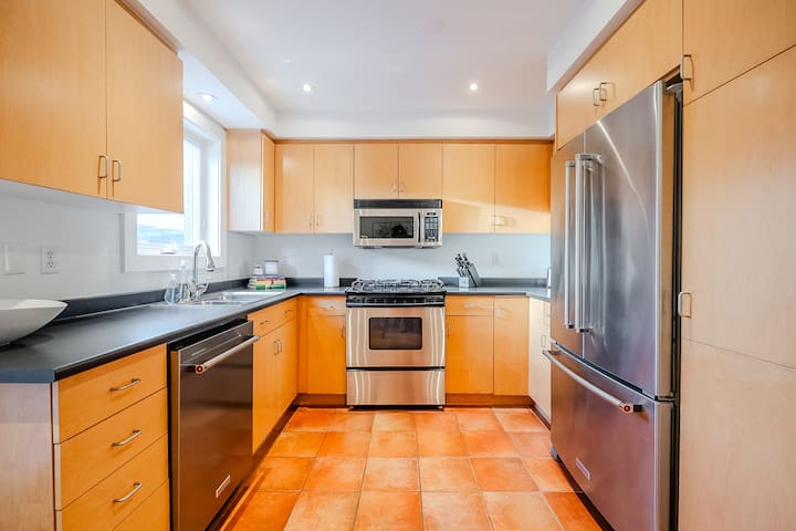 Beautifully Designed 3BR House – Sleeps 6! gallery image 3