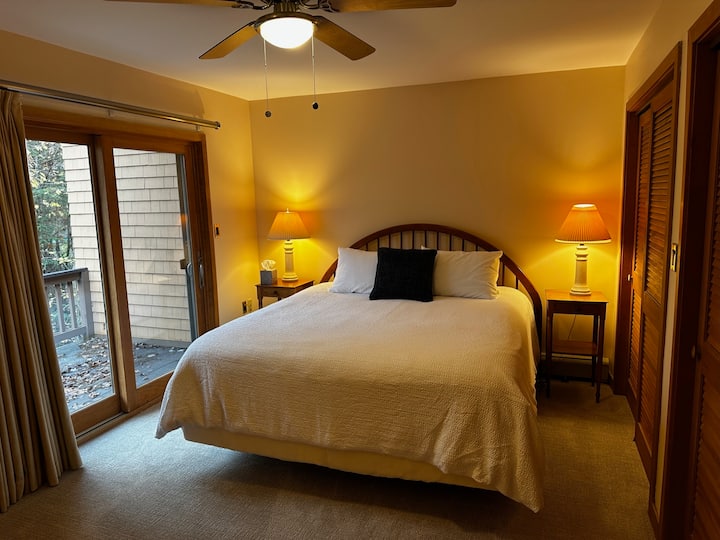 Niveli kryesor Dhoma e gjumit (#1) me krevat dopio "King" dhe verandë private me set bistro.  Shumë dollapë.