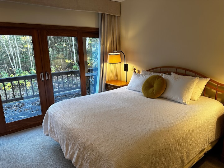 Dhomë gjumi e nivelit më të ulët (#4) me krevat dopio "King", divan krevat dopio, televizor inteligjent dhe bunkroom (4+) dhe banjë private jashtë dhomës së gjumit . Kuvertë e përbashkët.