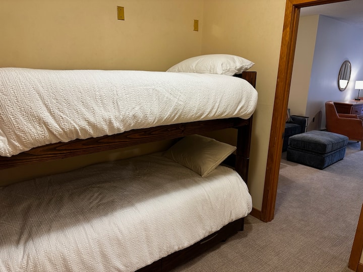 Dhoma me krevate dykatësh (nr. 5) është E LIDHUR ME dhomën e gjumit nr. 4.  