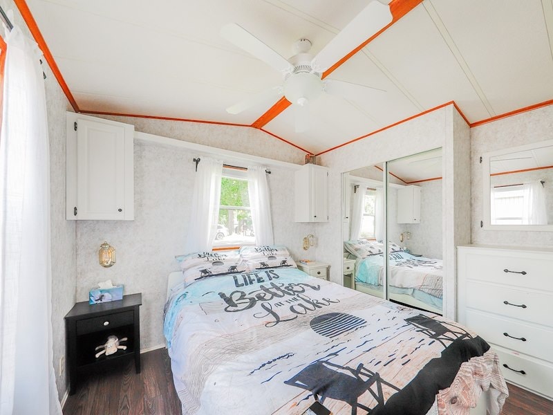 Მთავარი საძინებელი 152 × 203 სმ ზომის საწოლით 