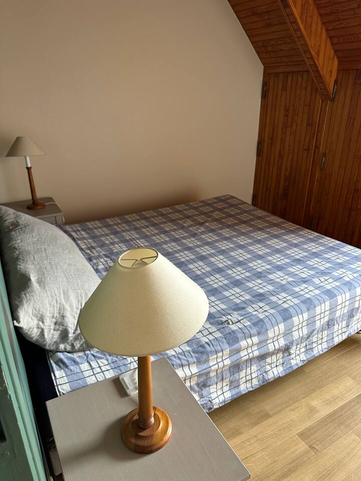 Chambre du 1er étage, lit double 160 x 190, une fenêtre