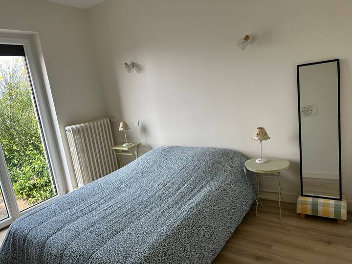 Chambre du RDC, lit double 140 x 190, accès sur la terrasse par la porte fenêtres