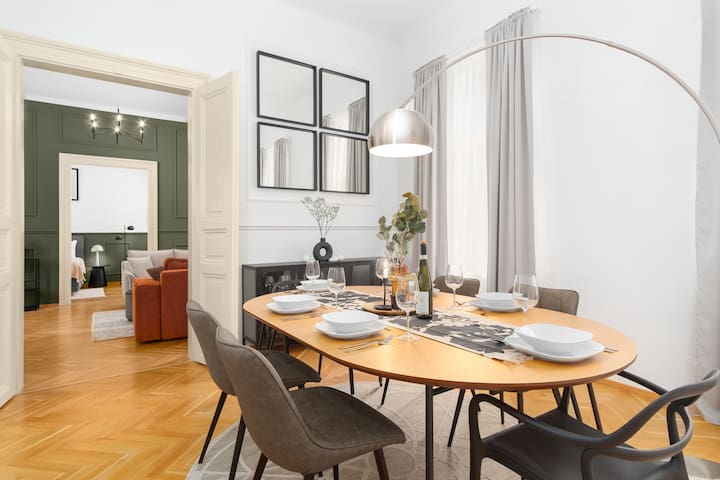 Glam Suite • with Luxury Bath • 7min>Dancing House!