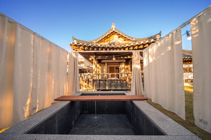 130-pyeong private house Hanok stay, Namyangju Wolhagotak [below the moonlight]
