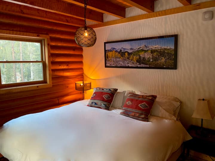 Dormitorio 2 con cama tamaño king.