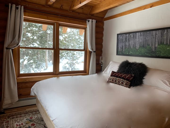 Dormitorio 1 con cama tamaño king.