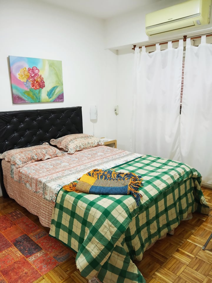 Მეორე ოთახი ორადგილიანი საწოლით. Ფანჯარა იხსნება ვაშლის ფილტვზე.