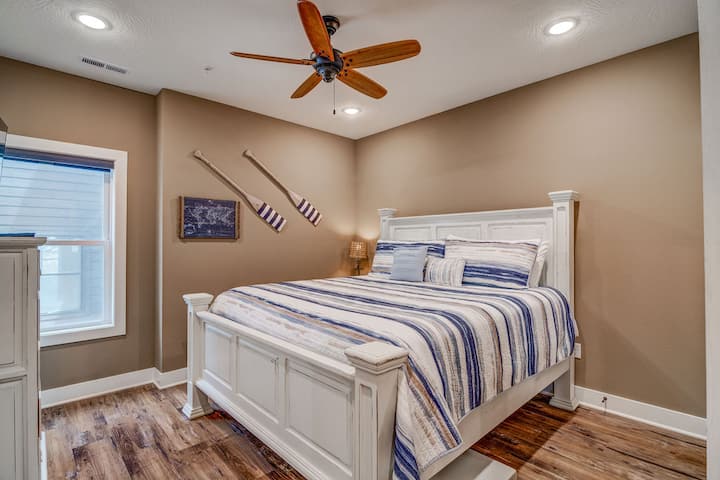 الطابق السفلي: سرير كبير مع حمام داخلي: دش بحوض واحد/حوض سرد ومرحاض