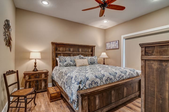 المشي في الطابق: سرير كينج مع حمام داخلي: حوض واحد سيرا على الأقدام ومرحاض