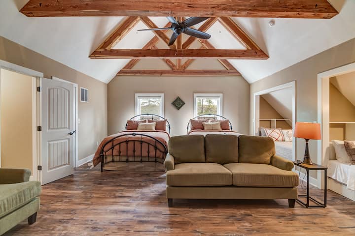 منطقة علوية: 4 أسرّة كوين ومنطقة جلوس مع تلفزيون وخزانة وحمام داخلي (حوض واحد ودش ومرحاض)