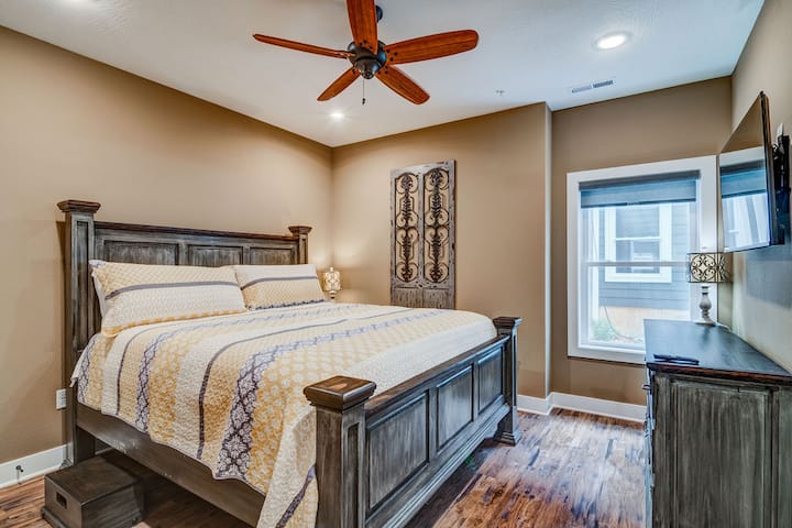 الطابق السفلي: سرير كبير مع حمام داخلي: حوض واحد للمشي في الدش والمرحاض