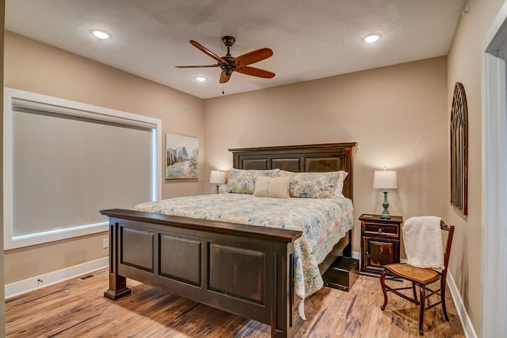 المشي في الطابق: سرير كينج مع حمام داخلي: حوض واحد سيرا على الأقدام ومرحاض