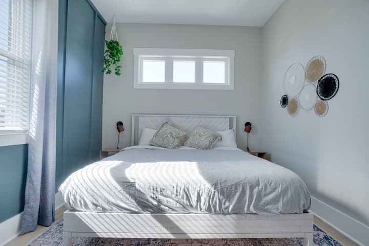 Chumba cha 2 cha kulala kina kitanda aina ya King na meza ya ofisi 