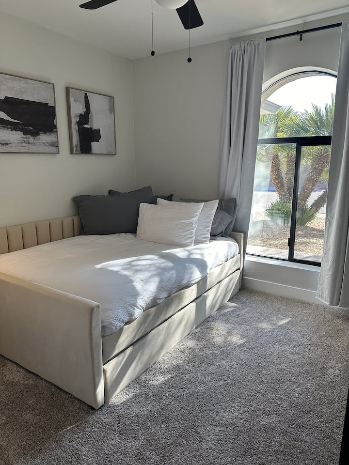 Cuarto dormitorio con escritorio