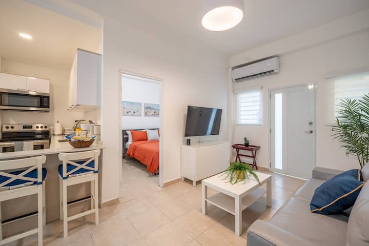 Urban Retreat Steps Away Beach With Balcony - Ac - San Juan, Puerto Rico