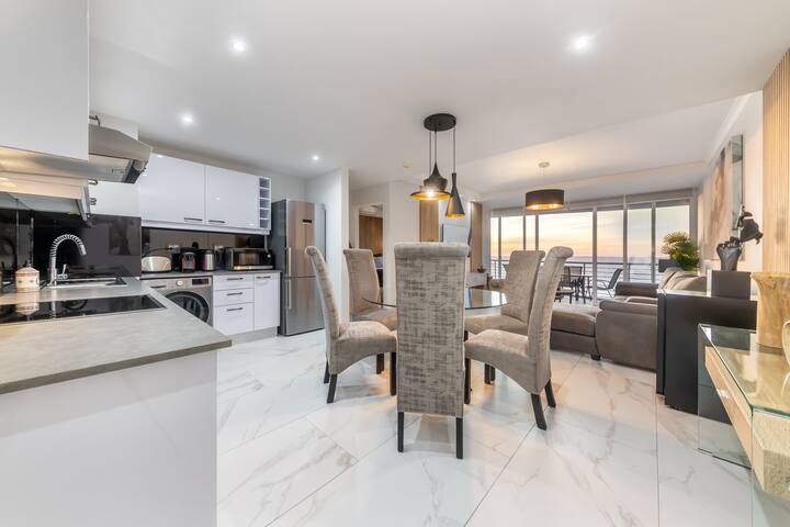 Beautiful 3 bed apartment with sea views gallery image 2