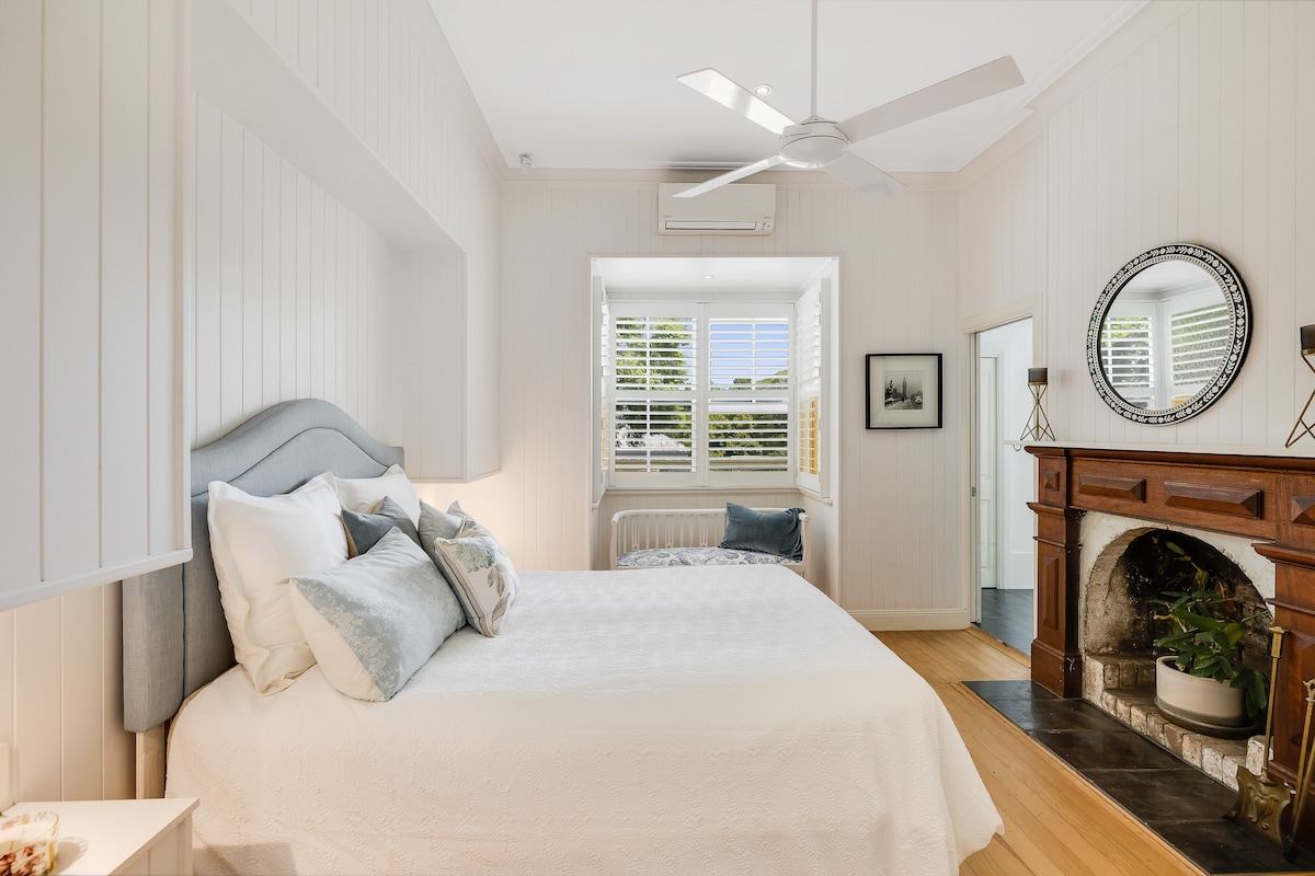 Master bedroom with walk in robe and ensuite. Split system air conditioning/heating and ceiling fan 