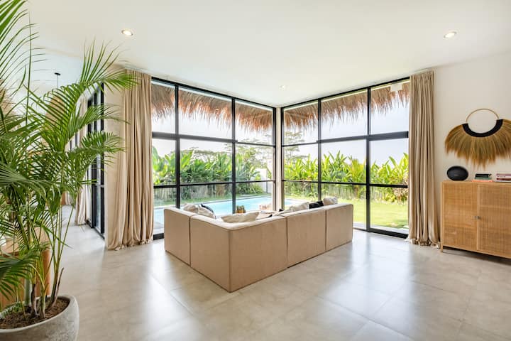 Charming Tropical 3-bed Villa In Canggu-perenenan - Bali
