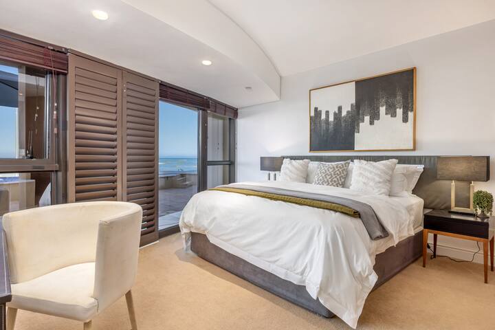 3-Bed Beachfront Apartment Right on The Water gallery image 2