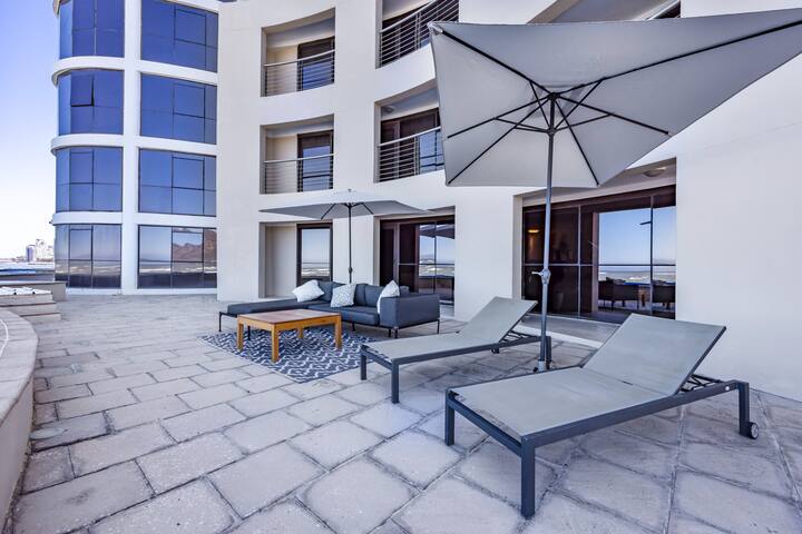 3-Bed Beachfront Apartment Right on The Water gallery image 5