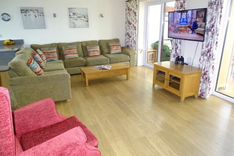 Popular Airbnb listing: Lligwy View Dafarn Rhos Lligwy Moelfre Anglesey in Llanallgo, Penrhos Lligwy, Llanallgo, Penrhos Lligwy