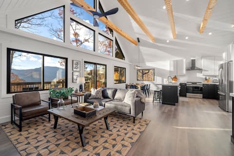 Successful Airbnb property: The Overlook/Gorgeous Views/Hot Tub/Game Room/Bar in Maggie Valley