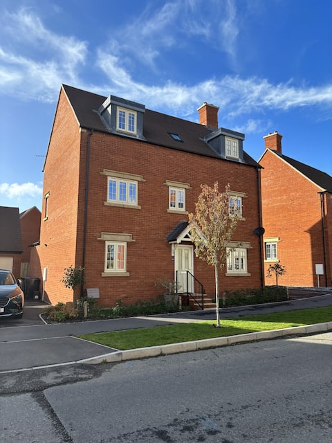 Modern Home Close to Silverstone