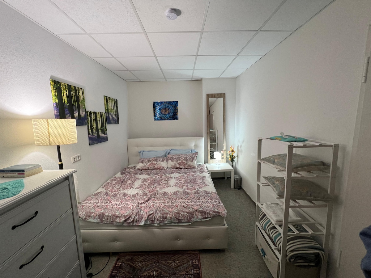  Un dormitorio acogedor y privado con una cama doble y un armario.