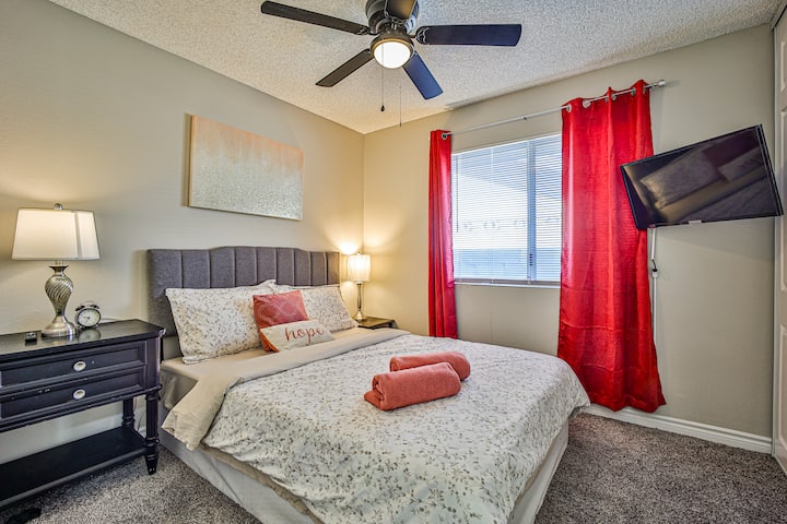 Საძინებელი 2 ‑ დან 1 ‑ მდე ზომის საწოლი, საზიარო სააბაზანო.