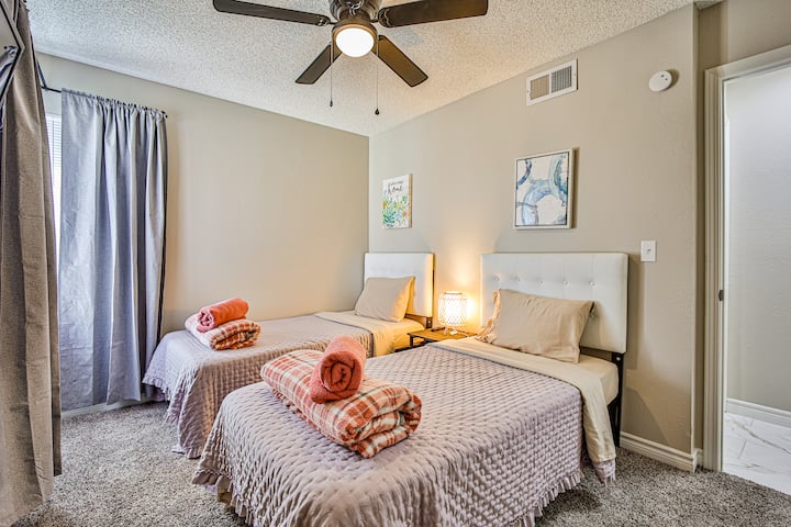 Საძინებელი 4 - 2 ერთადგილიანი საწოლი, საზიარო სააბაზანო.